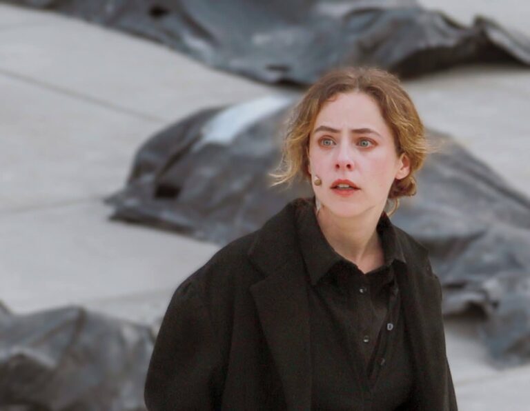 Antigone di Robert Carsen vince il premio “Le maschere di teatro 2026” come miglior spettacolo di prosa