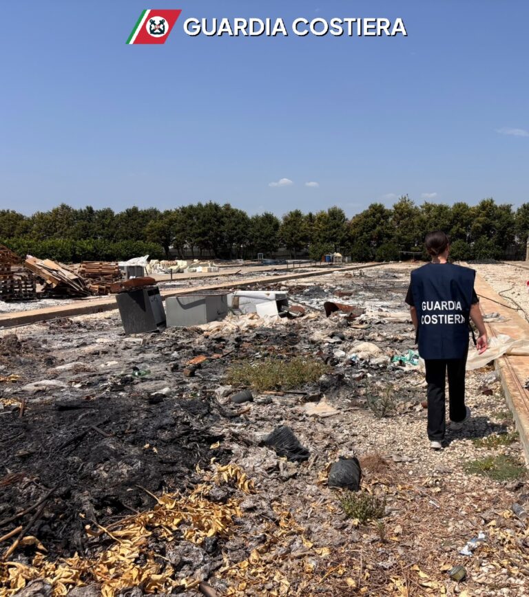 Siracusa, discarica abusiva e rifiuti dati alle fiamme: sequestrati 6.600 metri quadrati