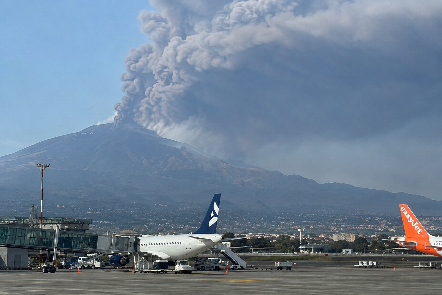 Etna, cenere vulcanica su Fontanarossa: prorogata la chiusura di due settori dello spazio aereo
