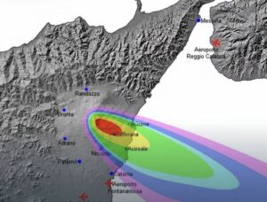 Etna, allerta rossa per l’aviazione: nube di cenere alta 4 chilometri, limitati i voli a Catania