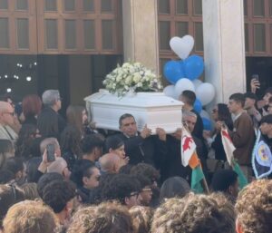 Simon, Siracusa si ferma per l’ultimo abbraccio: applausi e rombo di moto per un ragazzo indimenticabile